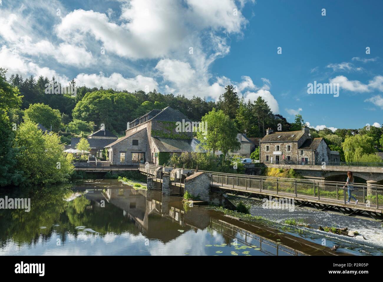 Francia, Morbihan, La Gacilly, Yves Rocher House e il fiume Aff Foto Stock