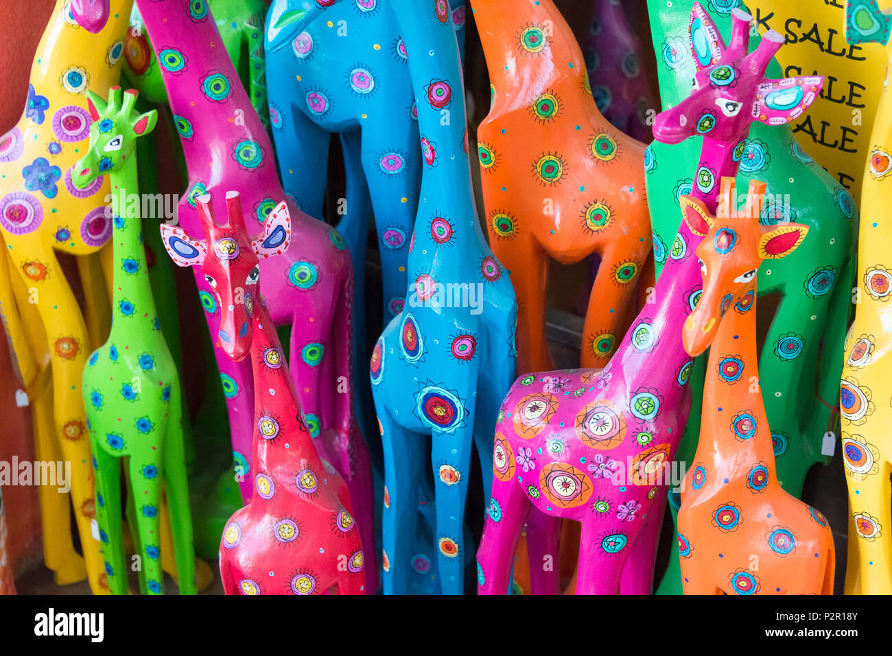 In legno colorato giraffe, mantenga il villaggio culturale, dello Swaziland Foto Stock