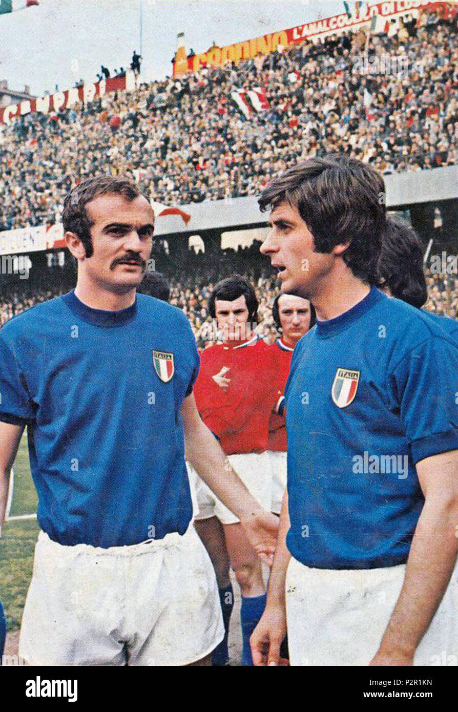 . Italiano: Genova, Stadio Luigi Ferraris, 31 marzo 1973. Sandro Mazzola (a sinistra) e Gianni Rivera (a destra) con la maglia dell'Italia, prima della sfida contro il Lussemburgo (5-0) valevole per le qualificazioni al campionato mondiale di calcio 1974. Il 31 marzo 1973. 64 sconosciuto Nazionale di calcio dell'Italia - Sandro Mazzola + Gianni Rivera Foto Stock