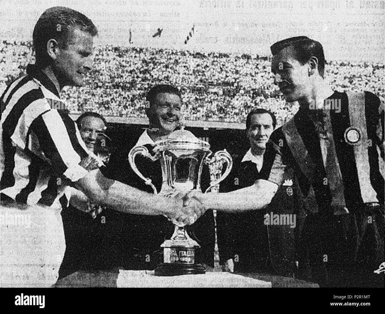 . Italiano: Milano, Stadio di San Siro, 13 settembre 1959. Ho dovuto capitani di Juventus e Inter, rispettivamente Giampiero Boniperti (a sinistra) e Antonio Angelillo (a destra), si stringono la mano sotto gli occhi dell'arbitro Cesare Jonni (al centro), prima della finale di Coppa Italia 1958-59 vinta dal club bianconero. 13 settembre 1959. Unknown 20 Coppa Italia 1958-59 - Boniperti, Jonni, Angelillo Foto Stock