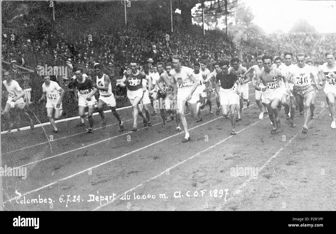 . Italiano: La partenza dei 10000 metri piani ai Giochi olimpici di Parigi del 1924. La gara si tenne presso lo Stade Olympique Yves du Manoir di Colombes, vicino a Parigi. L'atleta con il pettorale numero 628 è Carlo Speroni . 27 marzo 2014, 13:21:59. 1 Sconosciuto 10000 metri Parigi 1924 (6-7-1924) Foto Stock