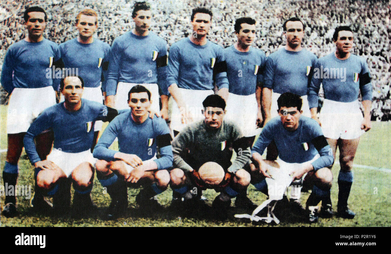 . 22 Maggio 1949 allo Stadio Comunale (ora Stadio Artemio Franchi) a Firenze. L'Associazione Italiana football team nazionali che di fronte Austria per la International Cup 1948-49 e batterli 3-1. È stato il primo gioco ufficiale dopo Superga disastro aereo in cui tutto il team di AC Torino morì e i giocatori di indossare una fascia nera al braccio in corrispondenza della loro braccio sinistro per rendere omaggio alla memoria dei morti giocatori. Da sinistra a destra, Carapellese permanente, Boniperti, cappello, Tognon, Rosetta, Amadei, Lorenzi; fila anteriore Bertuccelli, Fattori, Franzosi, Annovazzi. 22 maggio 1949. Lamberto Bertozzi per Guerin S Foto Stock