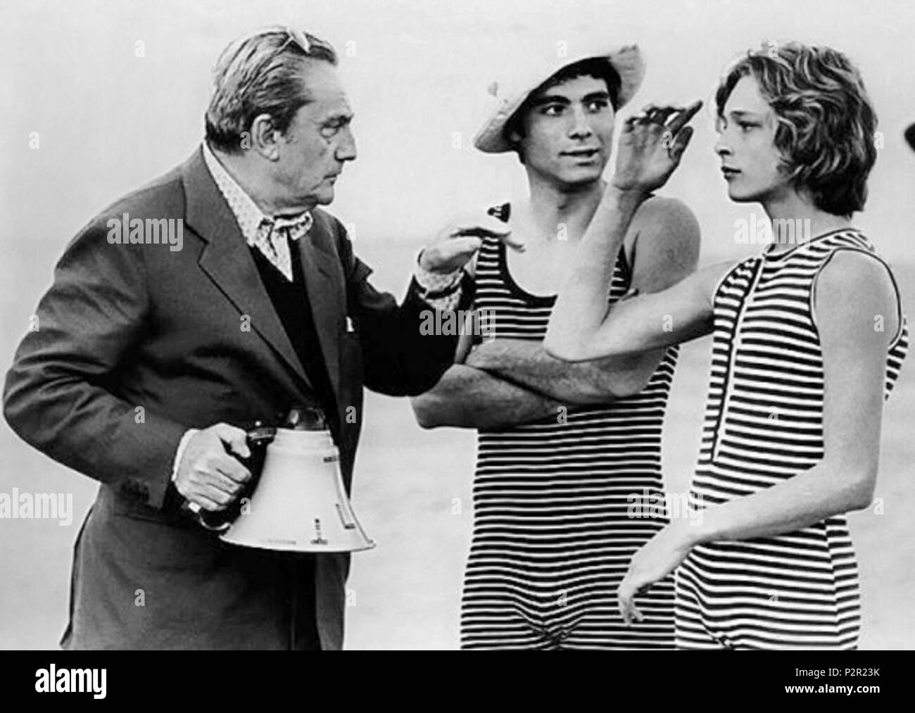 . Inglese: dalla registrazione del film "Morte a Venezia", da sinistra regista Luchino Visconto, Sergio Garfagnoli (riproduzione Jaschu) e Björn Andrésen (riproduzione Tadzio). 12 agosto 2014. Fotografo sconosciuto 92 Visconti-andresen4 Foto Stock