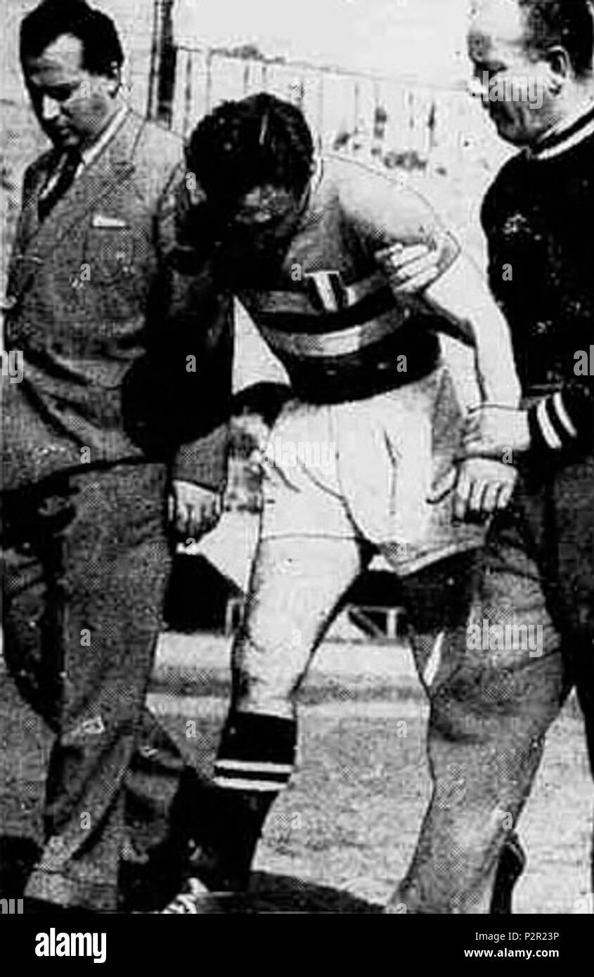 . Italiano: Torino, Stadio Comunale, 19 aprile 1953. Il calciatore bianconero Giuseppe Corradi (al centro) esce dal campo dopo l'infortunio patito nel corso della sfida tra Juventus e Pro Patria (2-0) valevole per la 30ª giornata del campionato italiano di Serie A 1952-1953; nell'immagine, Corradi indossa la seconda divisa dell'epoca del club juventino, verde con fascia bianconera sul petto, utilizzata dalla società piemontese a cavallo tra gli anni 40 e 50 del XX secolo. Il 19 aprile 1953. Foto Moisio 36 Giuseppe Corradi - 1953 - Juventus FC Foto Stock