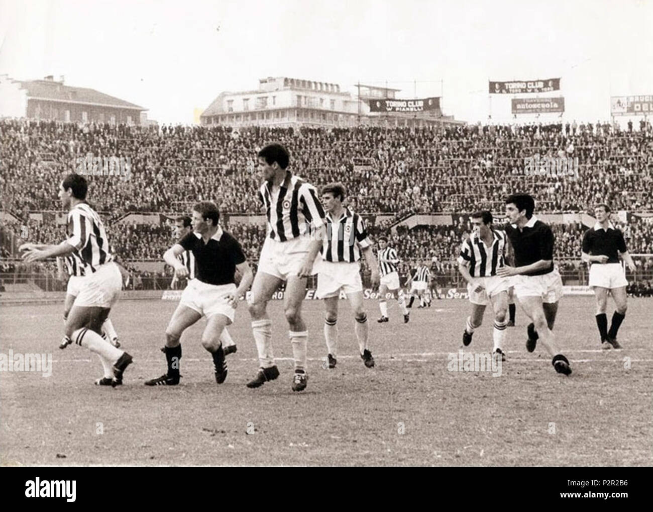 . Italiano: n.a. este di nazioni unite derby della Mole tra Juventus e Torino nella stagione 1965-66. Tra il 1965 e il 1966 (1 dicembre 2014 (originale data di caricamento). Sconosciuto (l'originale uploader Danyele era in italiano .) 22 Derby Juventus-Torino, 1965-66 Foto Stock