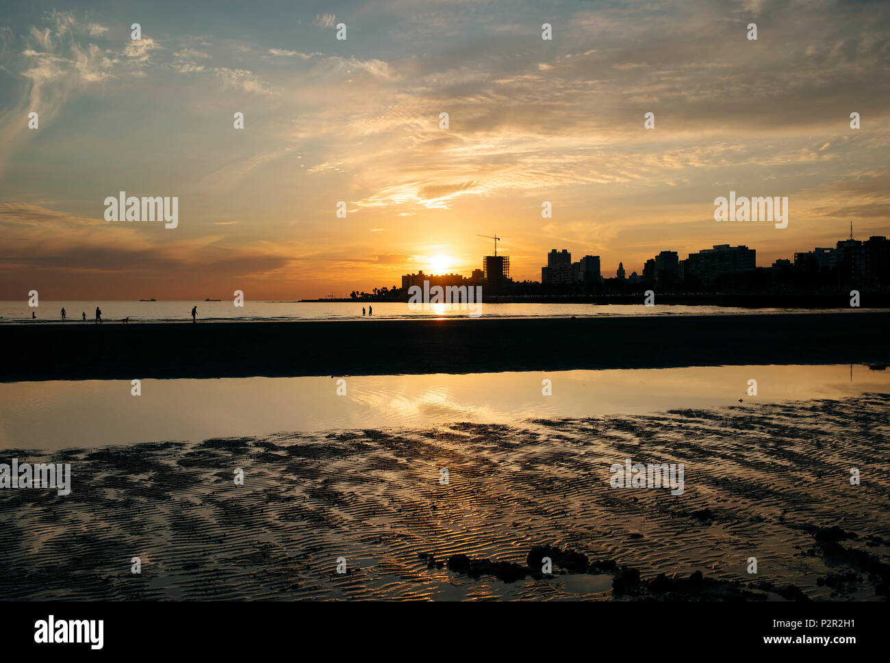 Golden sunset in Playa Ramirez, Montevideo (Uruguay). Foto Stock