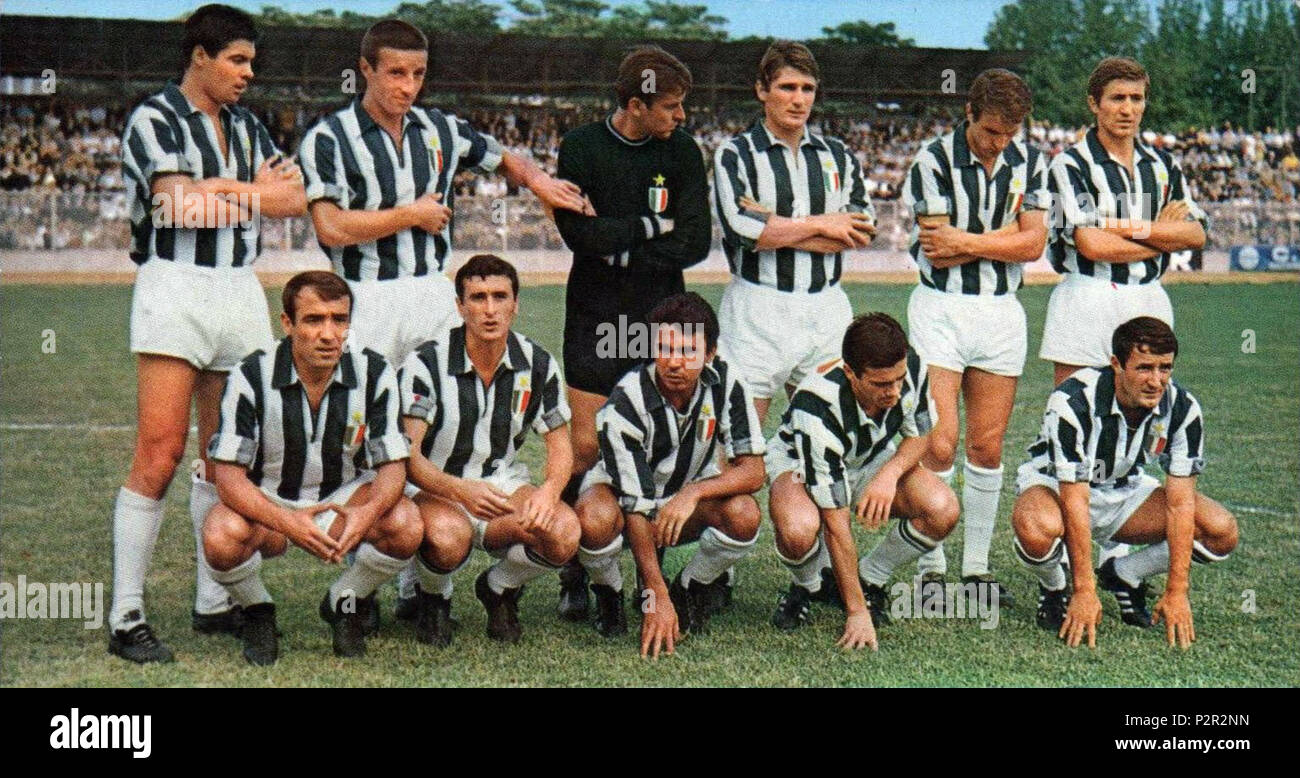 . Italiano: Una formazione della Juventus nella stagione 1967-68. Da sinistra in piedi: S. Salvadore, E. Castano (capitano), R. Anzolin, G. Leoncini, A. Gori, C. Volpi; accosciati: L. del Sol, G. Zigoni, Sidney nella colonia Cunha "Chinesinho', L. Simoni, G. Menichelli. Tra il 1967 e il 1968. 45 sconosciuto Juventus FC 1967-68 Foto Stock