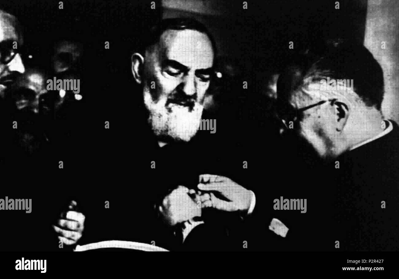 . Sacerdote italiano Pio da Pietrelcina riceve una 'Stellina D'oro", una decorazione dalla sorella Radio. San Giovanni Rotondo, giugno 1964 . Giugno 1964. Unknown 71 Pio da Pietrelcina Foto Stock
