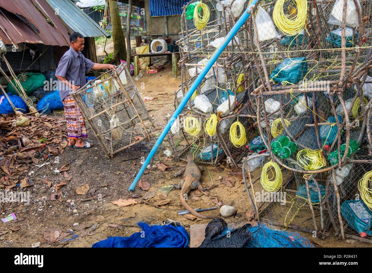 Thailandia, provincia di Satun, Mu Ko Phetra il Parco Marino Nazionale, Ko Bulon Leh island, Ao Muang (o Mango Bay), Chao Lae (o zingari del mare) villaggio di pescatori Foto Stock