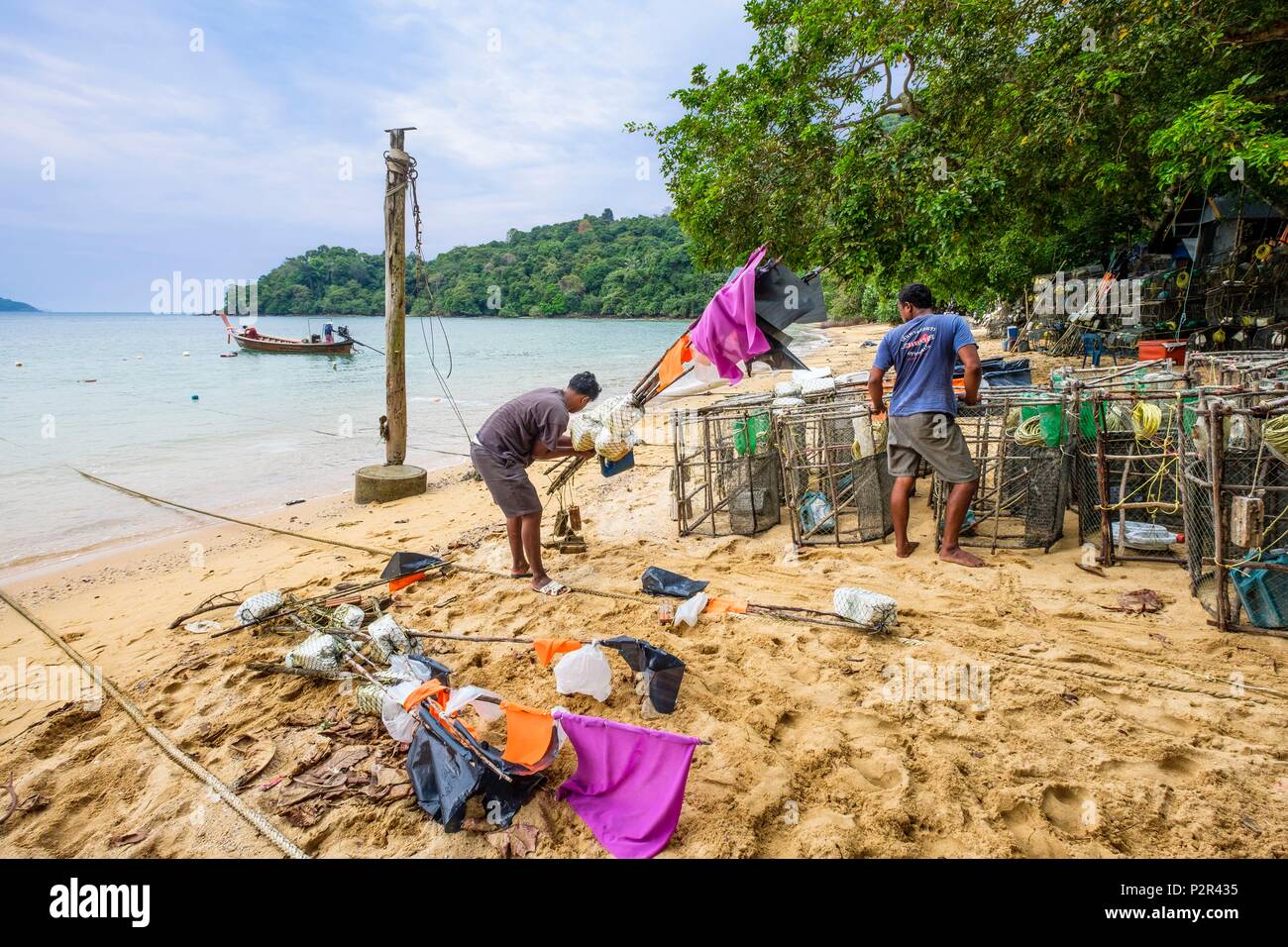 Thailandia, provincia di Satun, Mu Ko Phetra il Parco Marino Nazionale, Ko Bulon Leh island, Ao Muang (o Mango Bay), Chao Lae (o zingari del mare) villaggio di pescatori Foto Stock