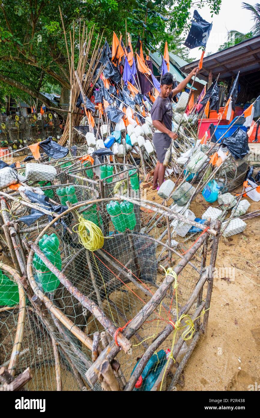 Thailandia, provincia di Satun, Mu Ko Phetra il Parco Marino Nazionale, Ko Bulon Leh island, Ao Muang (o Mango Bay), Chao Lae (o zingari del mare) villaggio di pescatori Foto Stock