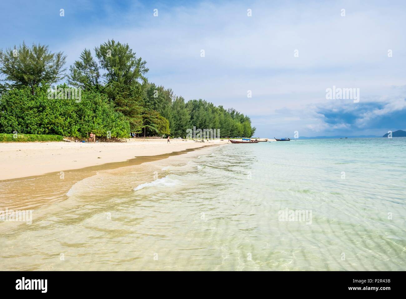 Thailandia, provincia di Satun, Mu Ko Phetra il Parco Marino Nazionale, Ko Bulon Leh island, la grande spiaggia di sabbia bianca a est dell'isola Foto Stock