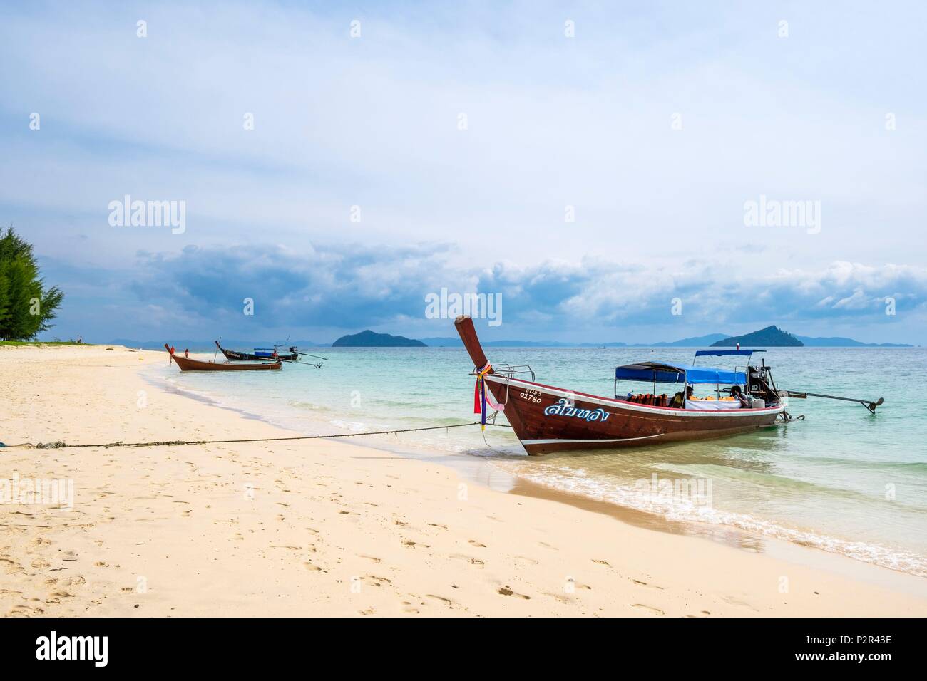Thailandia, provincia di Satun, Mu Ko Phetra il Parco Marino Nazionale, Ko Bulon Leh island, la grande spiaggia di sabbia bianca a est dell'isola Foto Stock