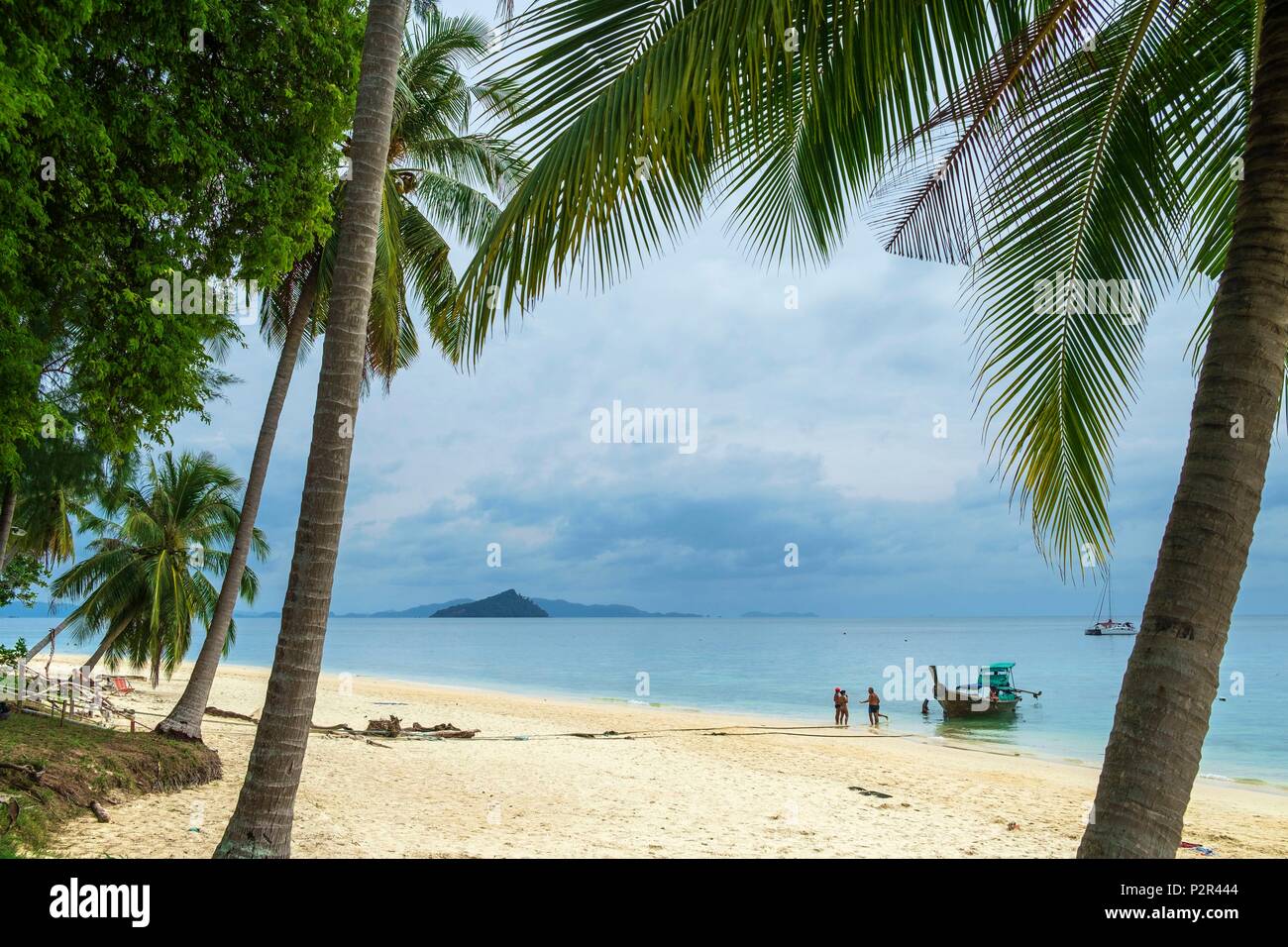Thailandia, provincia di Satun, Mu Ko Phetra il Parco Marino Nazionale, Ko Bulon Leh island, la grande spiaggia di sabbia bianca a est dell'isola Foto Stock