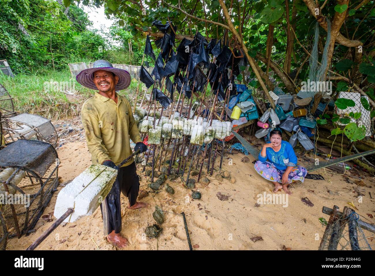 Thailandia, provincia di Satun, Mu Ko Phetra il Parco Marino Nazionale, Ko Bulon Leh island, Ao Muang (o Mango Bay), Chao Lae (o zingari del mare) villaggio di pescatori Foto Stock
