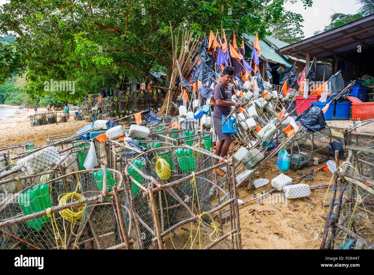 Thailandia, provincia di Satun, Mu Ko Phetra il Parco Marino Nazionale, Ko Bulon Leh island, Ao Muang (o Mango Bay), Chao Lae (o zingari del mare) villaggio di pescatori Foto Stock