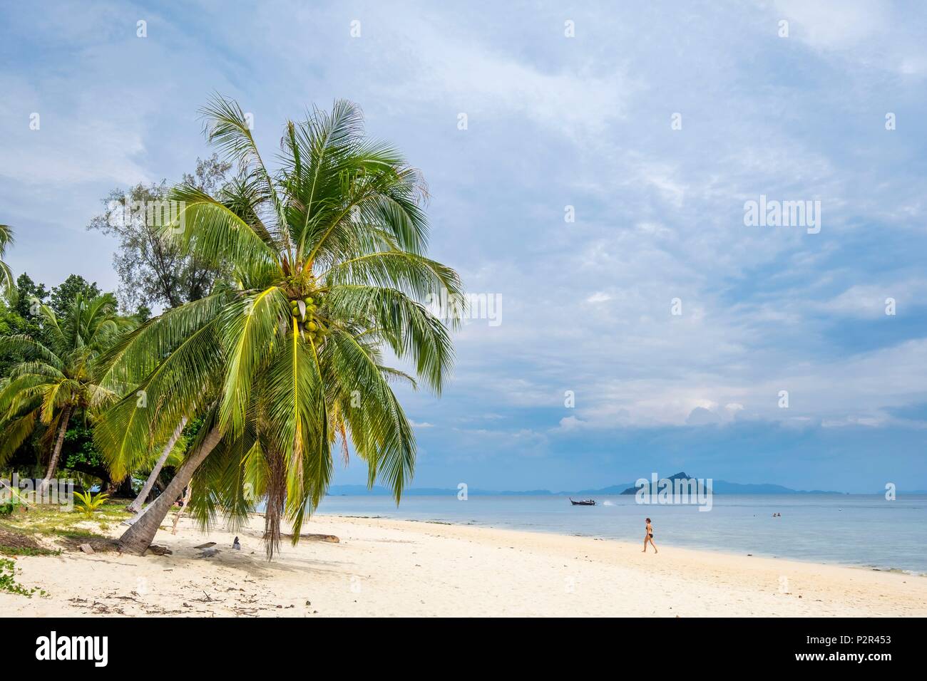 Thailandia, provincia di Satun, Mu Ko Phetra il Parco Marino Nazionale, Ko Bulon Leh island, la grande spiaggia di sabbia bianca a est dell'isola Foto Stock