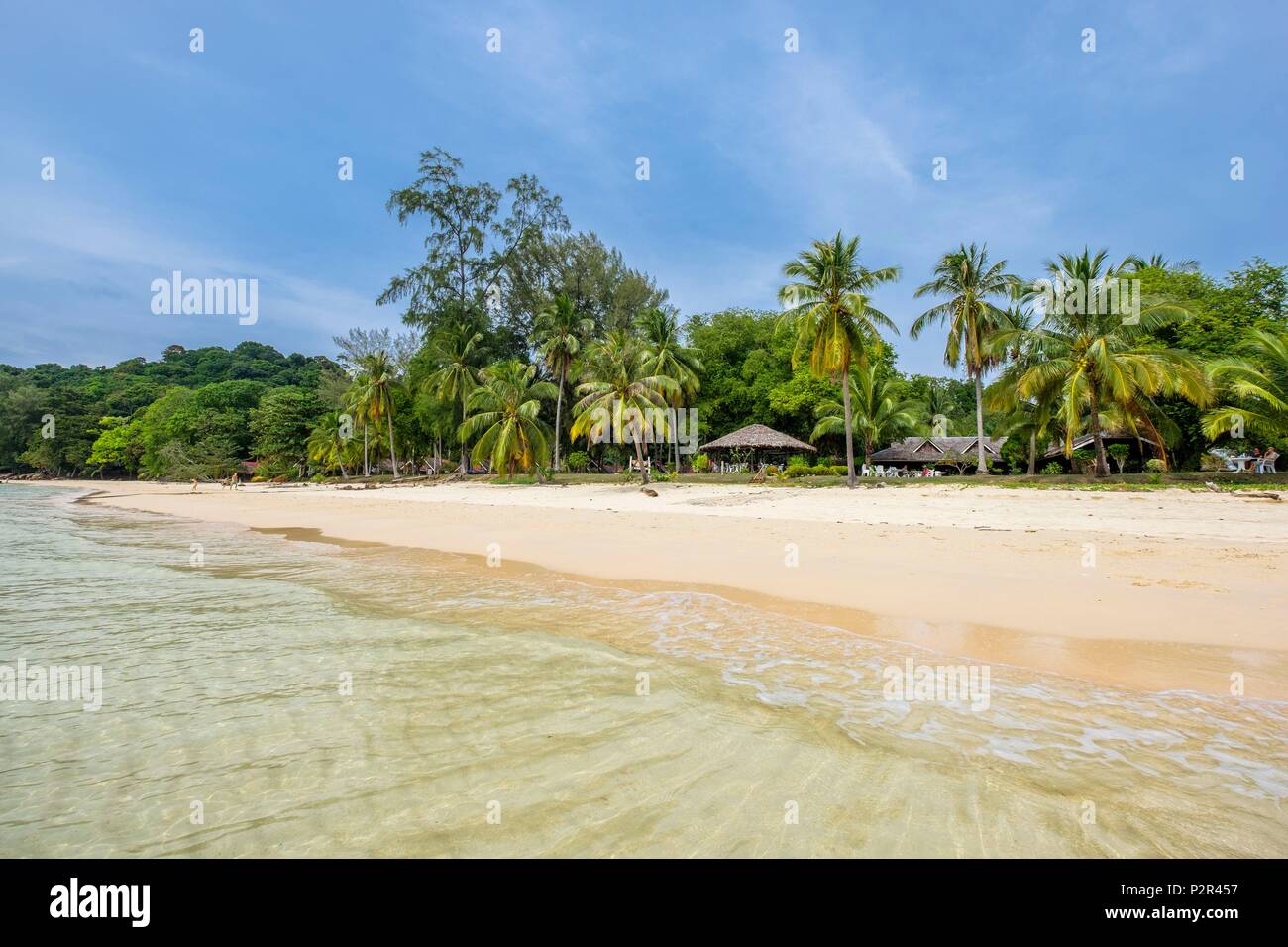 Thailandia, provincia di Satun, Mu Ko Phetra il Parco Marino Nazionale, Ko Bulon Leh island, la grande spiaggia di sabbia bianca a est dell isola e Pansand Resort sotto gli alberi di noce di cocco Foto Stock