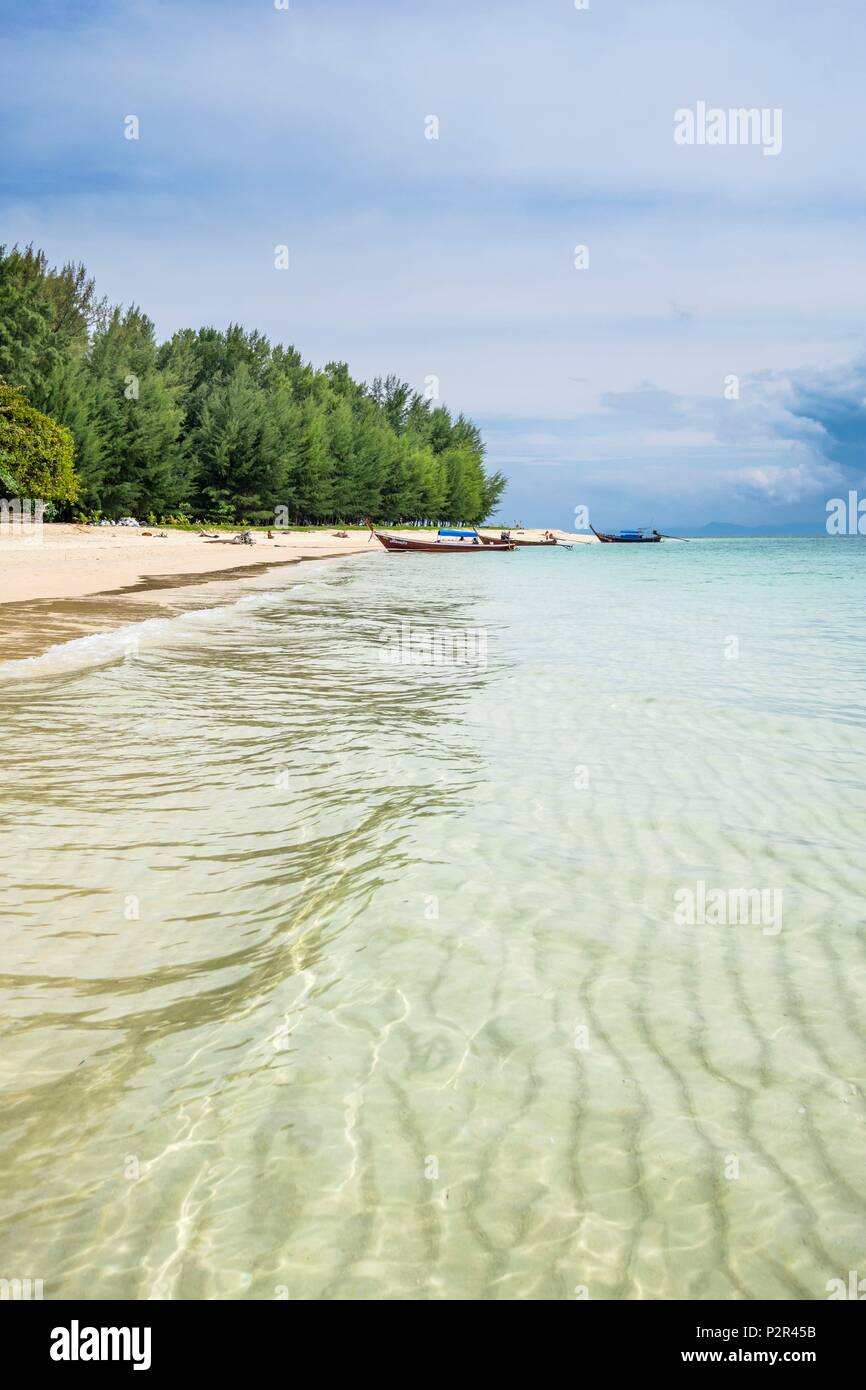 Thailandia, provincia di Satun, Mu Ko Phetra il Parco Marino Nazionale, Ko Bulon Leh island, la grande spiaggia di sabbia bianca a est dell'isola Foto Stock