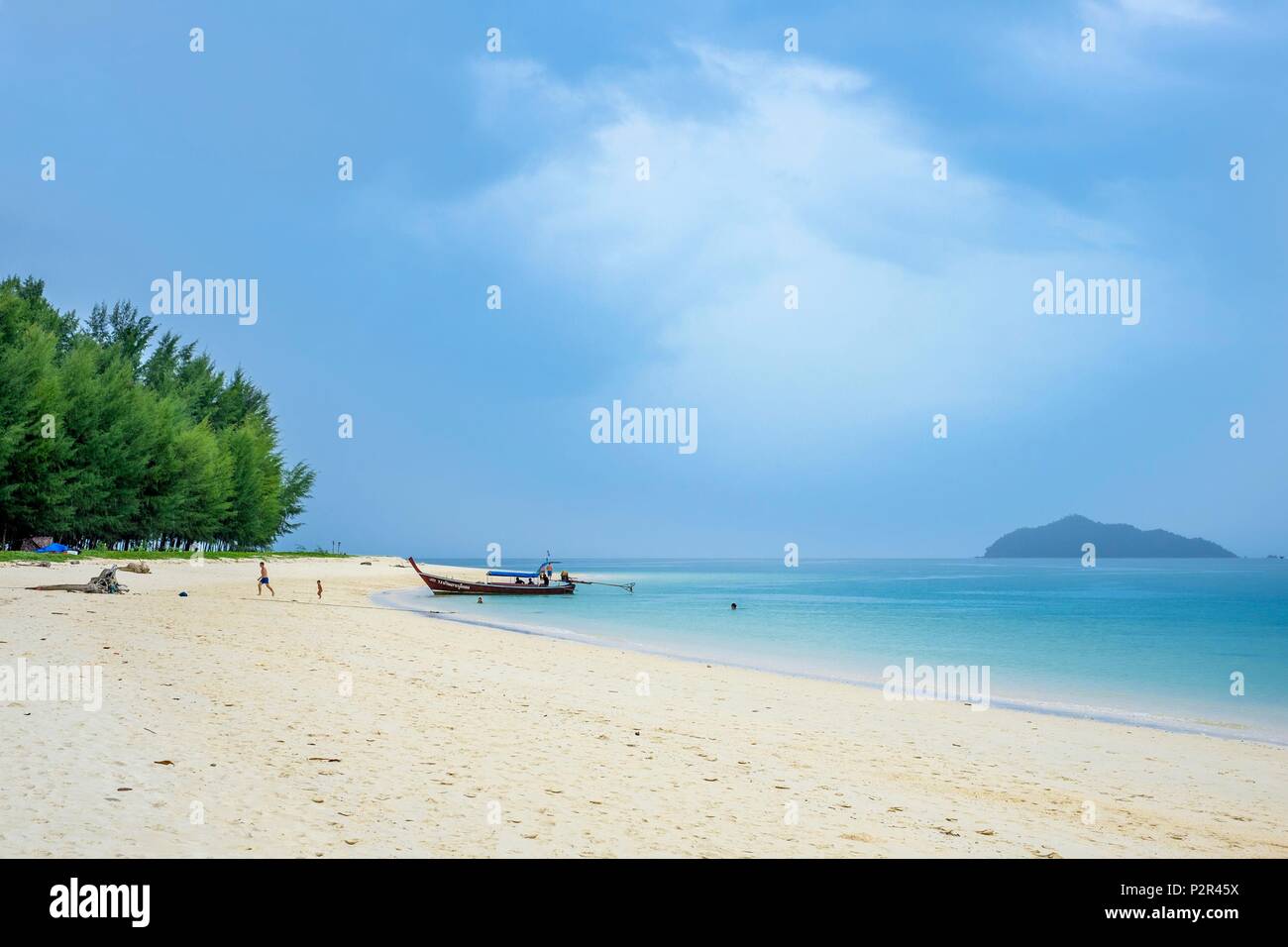 Thailandia, provincia di Satun, Mu Ko Phetra il Parco Marino Nazionale, Ko Bulon Leh island, la grande spiaggia di sabbia bianca a est dell'isola Foto Stock
