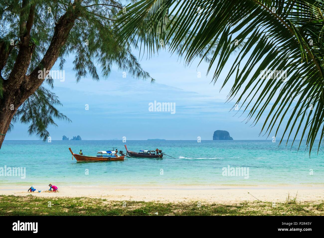 Thailandia, provincia di Satun, Mu Ko Phetra il Parco Marino Nazionale, Ko Bulon Leh island, la grande spiaggia di sabbia bianca a est dell'isola Foto Stock