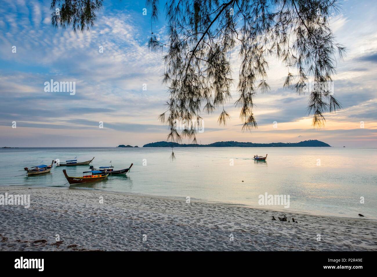 Thailandia, provincia di Satun, Tarutao National Marine Park, Ko Adang isola, tramonto sul Porto di Laem figlio beach, Ko Lipe island in background Foto Stock