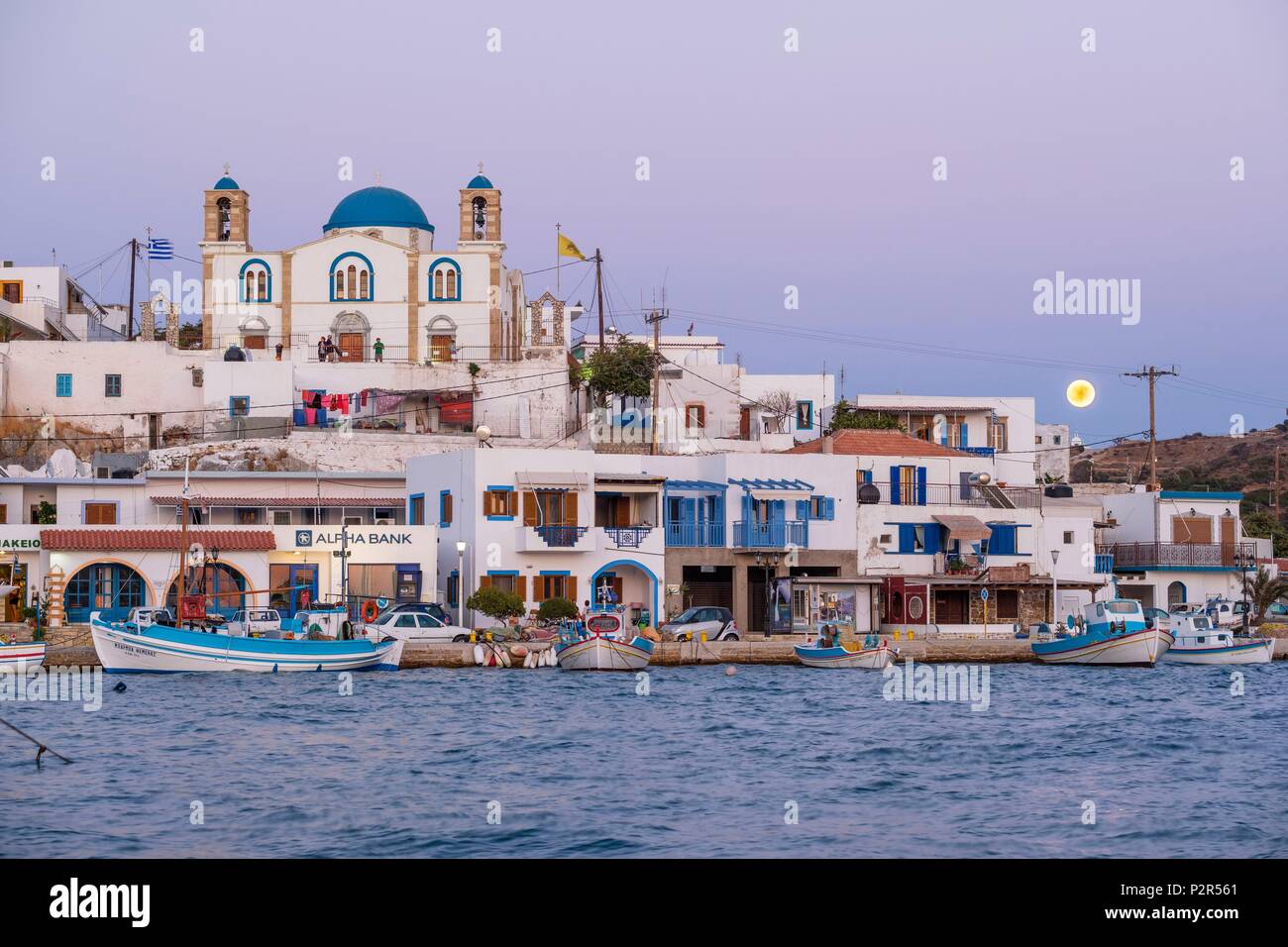 Grecia DODECANNESO arcipelago, lipsi island, Lipsi Harbour e Agios Ioannis Theologos chiesa al chiaro di luna Foto Stock