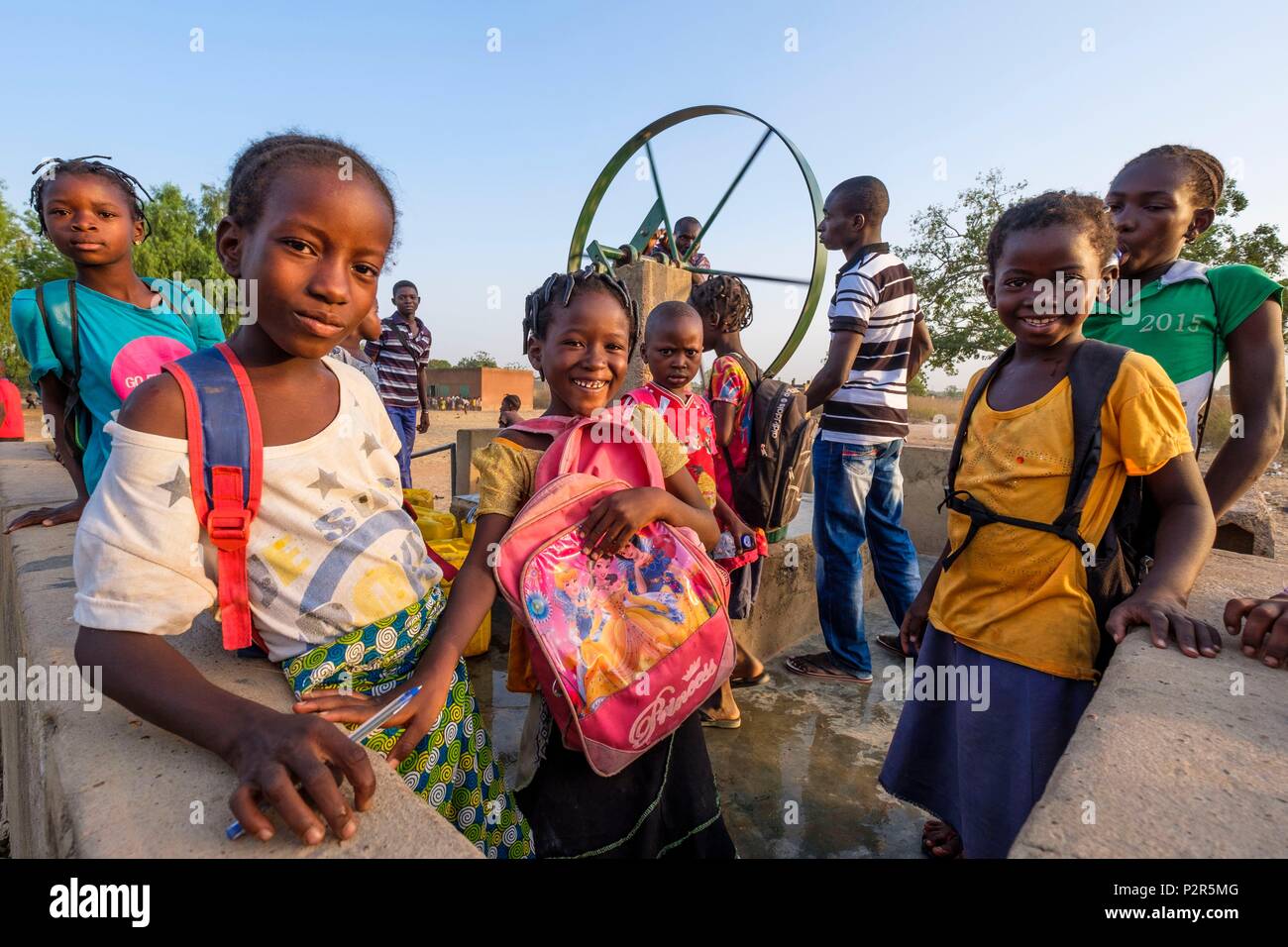 Il Burkina Faso, Balé provincia, Boromo, bambini provenienti al di fuori della scuola Foto Stock