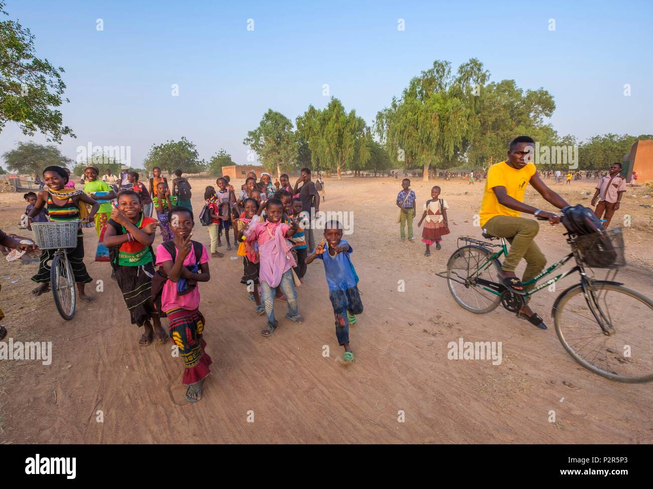 Il Burkina Faso, Balé provincia, Boromo, bambini provenienti al di fuori della scuola Foto Stock