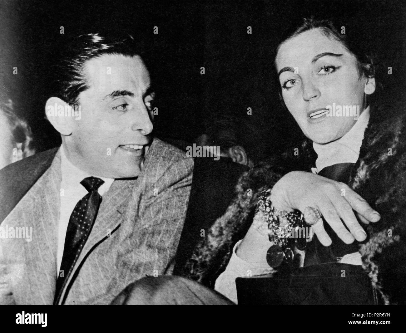 . Italiano: Fausto Coppi e Giulia Occhini assistono a un incontro di pugilato tra Duilio Loi e lo sfidante José Hernandez al Palazzo dello Sport, Milano, 26 dicembre 1956, foto pubblicata su L'Europeo. Inglese: Fausto Coppi e Giulia Occhini ad un incontro di pugilato tra Duilio Loi e il suo sfidante José Hernandez, il Palazzo dello Sport di Milano, foto pubblicata in L'Europeo. Presa il 26 dicembre 1956. 27 sconosciuto Fausto Coppi e giulia occhini 1956 Foto Stock