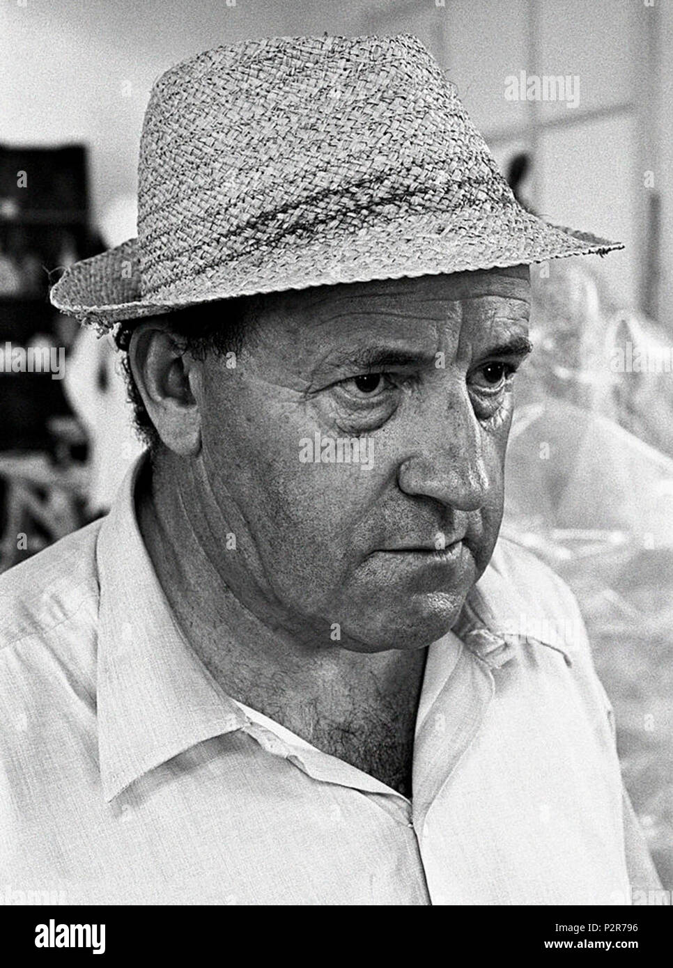 Scultore Italiano Giacomo Manzù (Giacomo Manzoni) indossando un cappello di paglia. Ardea, sessanta 33 Giacomo Manzù 1960s Foto Stock