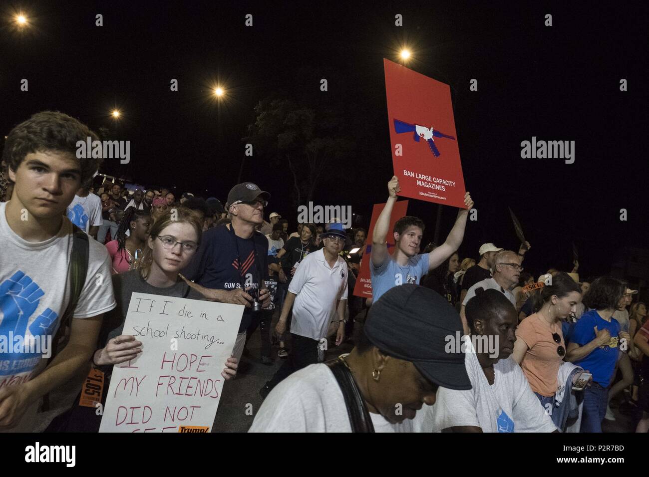 Chicago, Illinois, Stati Uniti d'America. Il 15 giugno, 2018. La fede della comunità di Santa Sabina è tenuto il loro annuale di fine anno scolastico la pace marzo & Rally su Chicago's southside. A partire da Santa Sabina la Chiesa Cattolica e il filo da Padre Pfleger. È stato frequentato anche dalla possibilità che il rapper, Jennifer Hudson, ex Arizona Congresswomen Gabriella Gifford, Emma Gonzales e altri studenti da Marjory scalpellino Douglas High School di parco, FL. Credito: Rick Majewski/ZUMA filo/Alamy Live News Foto Stock