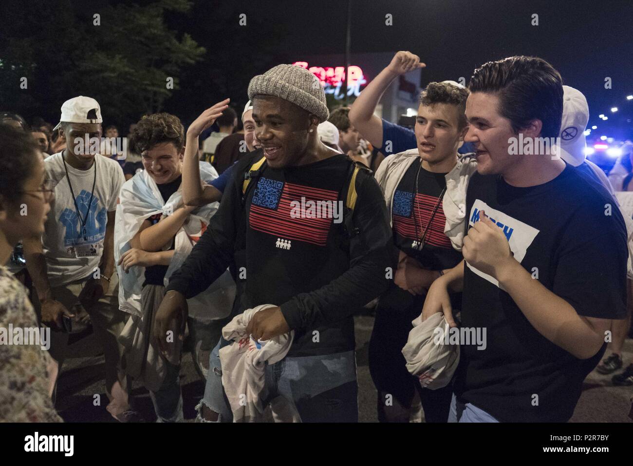 Chicago, Illinois, Stati Uniti d'America. Il 15 giugno, 2018. La fede della comunità di Santa Sabina è tenuto il loro annuale di fine anno scolastico la pace marzo & Rally su Chicago's southside. A partire da Santa Sabina la Chiesa Cattolica e il filo da Padre Pfleger. È stato frequentato anche dalla possibilità che il rapper, Jennifer Hudson, ex Arizona Congresswomen Gabriella Gifford, Emma Gonzales e altri studenti da Marjory scalpellino Douglas High School di parco, FL. Credito: Rick Majewski/ZUMA filo/Alamy Live News Foto Stock