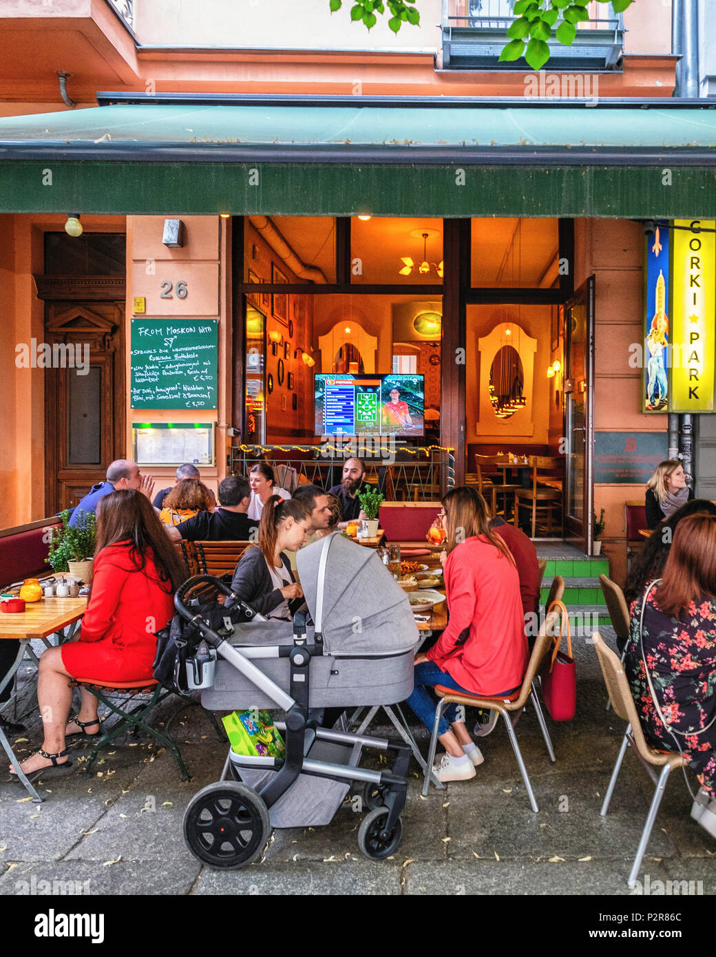 Berlino, Germania. Il 15 giugno, 2018. La Coppa del Mondo di calcio Mania. Tifosi si riuniscono per guardare la Spagna/Portogallo gioco attorno a Rosenthaler Platz dove le bandiere nazionali al flutter in ogni bar, cafe & restaurant presenta una schermata televisiva di credito: Eden Breitz/Alamy Live News Foto Stock