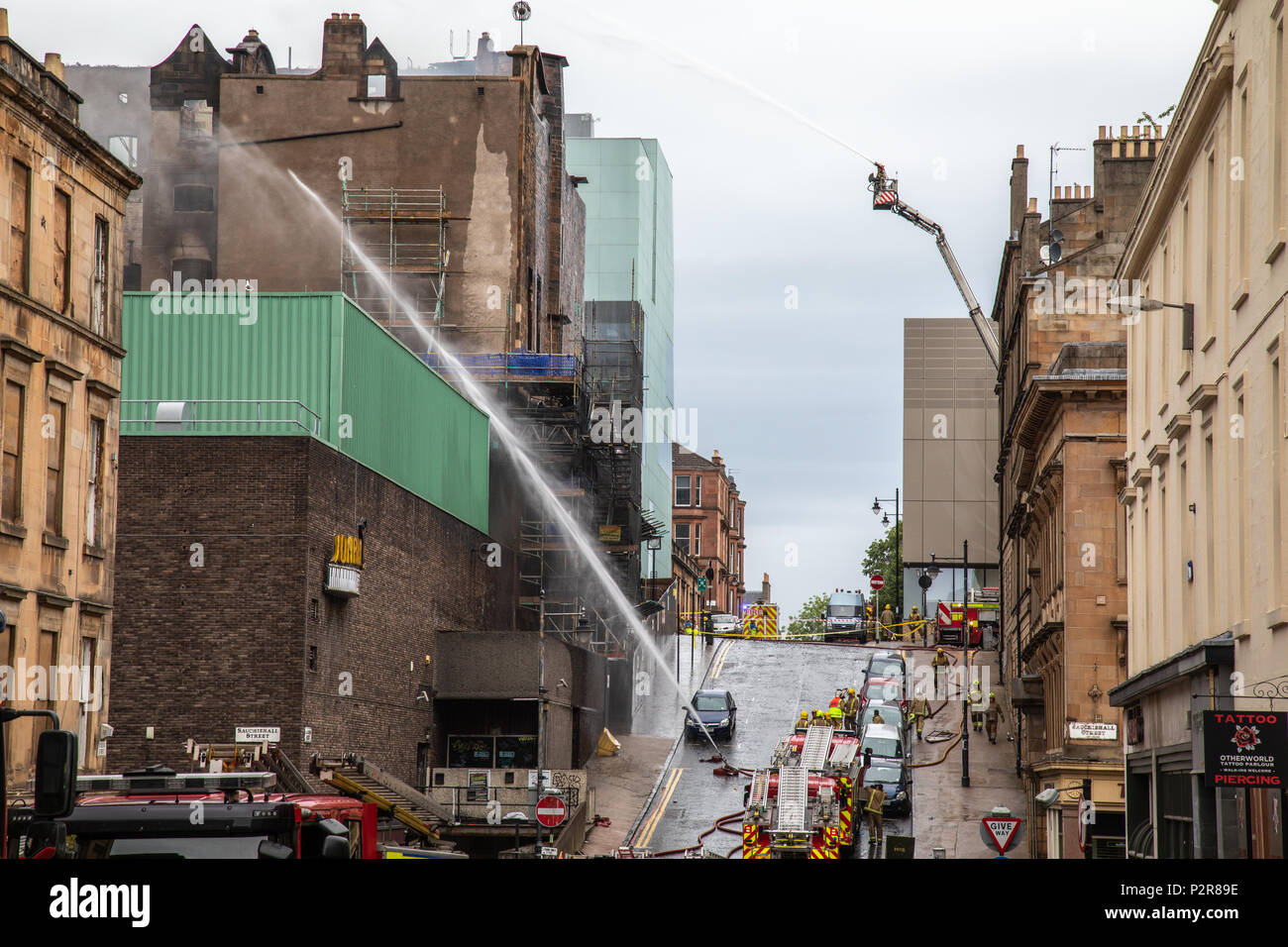 Incendio che devastò la Glasgow School of Art per la seconda volta il 15 giugno 2018. La mattina seguente i vigili del fuoco erano ancora lo spegnimento della blaze che la diffusione di O2 Academy music venue e il Campus night club. Foto Stock