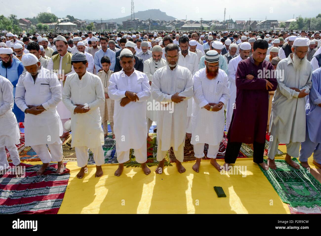 Srinagar Kashmir. Xvi Jun, 2018. I musulmani del Kashmir offrire preghiere durante l'Eid al-Fitr in Srinagar Kashmir. I musulmani di tutto il mondo celebrano l'Eid al-Fitr festival, che segna la fine del mese di digiuno del Ramadan. Credito: SOPA Immagini limitata/Alamy Live News Foto Stock