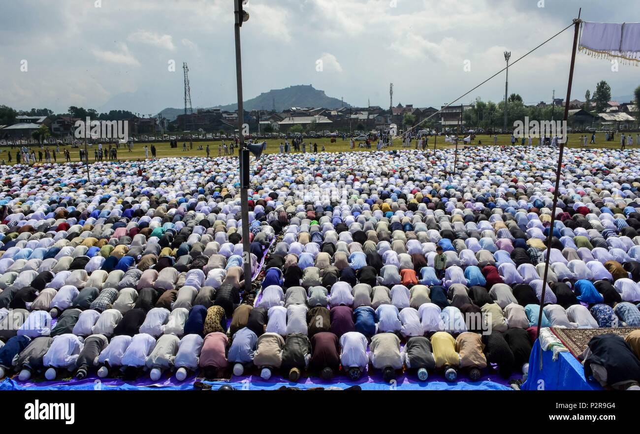 Giugno 16, 2018 - Srinagar, J&K, India - i musulmani del Kashmir offrire preghiere durante l'Eid al-Fitr a Srinagar, Indiano Kashmir amministrato. I musulmani di tutto il mondo celebrano l'Eid al-Fitr festival, che segna la fine del mese di digiuno del Ramadan. Credito: Saqib Majeed SOPA/images/ZUMA filo/Alamy Live News Foto Stock