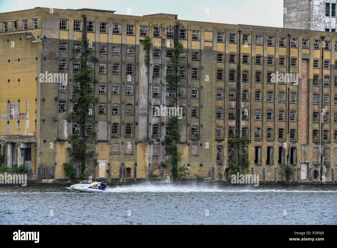 Royal Victoria Dock, Londra, Regno Unito. La Formula 1 è tornata a Londra per la prima volta dal 1985. Secondo round del Campionato Mondiale UIM F1H2O Powerboat. Magazzino Rank Hovis Premier Mill in disuso Foto Stock