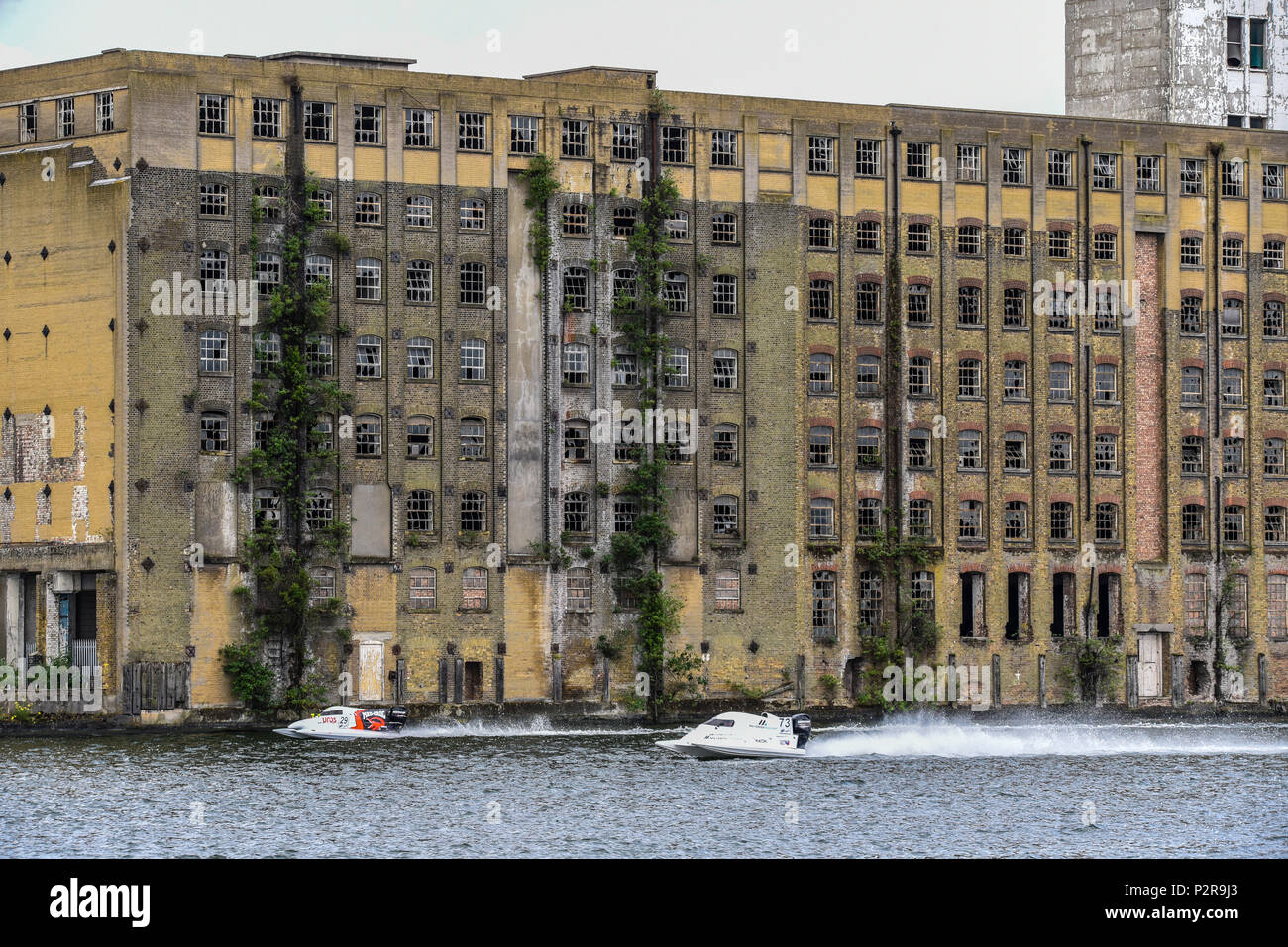 Royal Victoria Dock, Londra, Regno Unito. La Formula 1 è tornata a Londra per la prima volta dal 1985. Secondo round del Campionato Mondiale UIM F1H2O Powerboat. Magazzino Rank Hovis Premier Mill in disuso Foto Stock