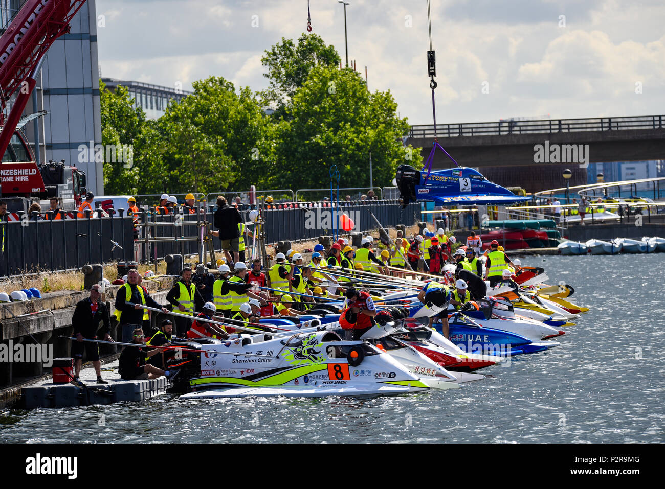 Royal Victoria Dock, Londra, Regno Unito. Formula 1 corse powerboat è tornato a Londra per la prima volta dal 1985. Round 2 della UIM F1H2O World Championship Powerboat. Motoscafi allineando il pontoon pronto per iniziare Foto Stock
