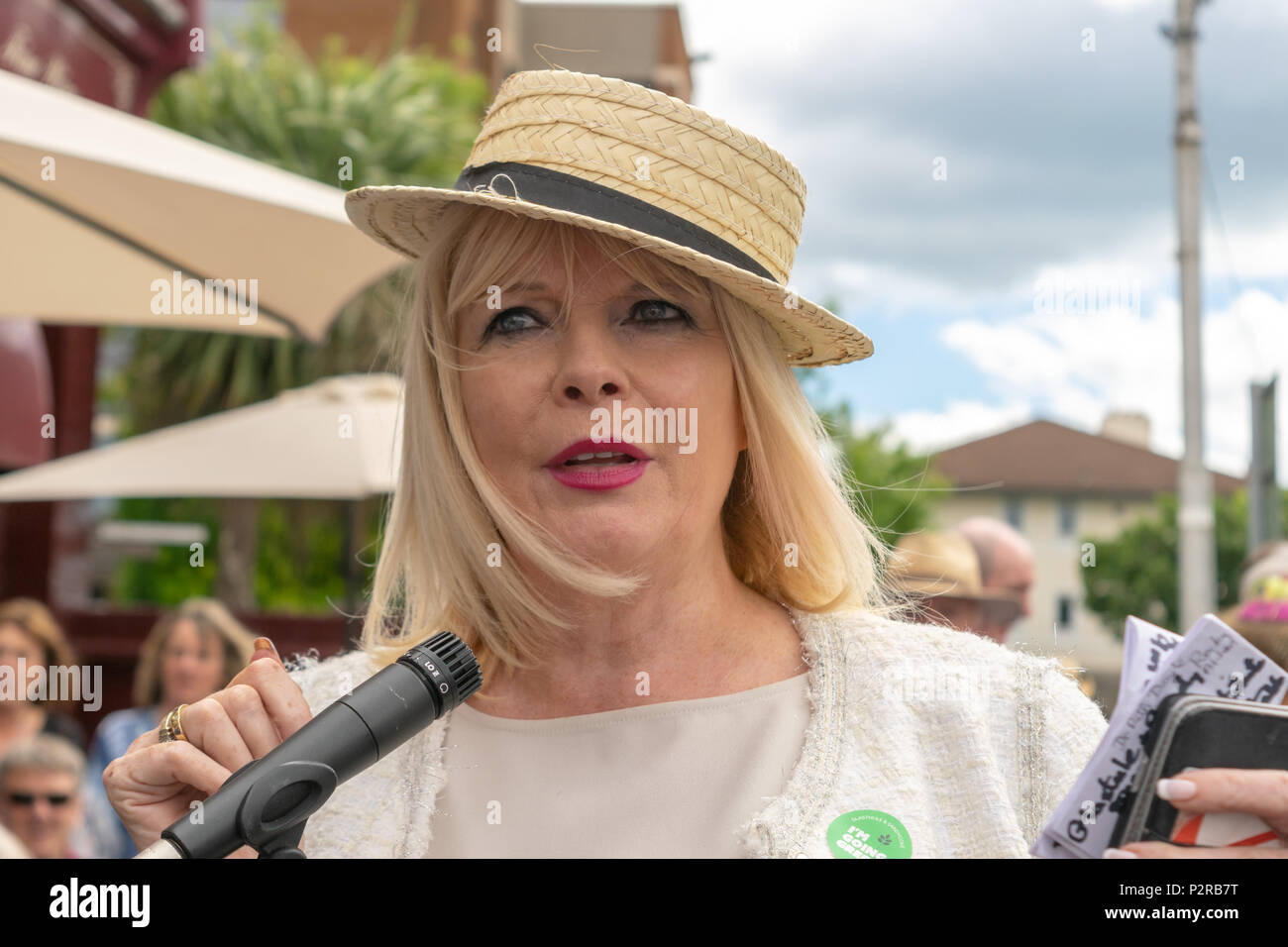 Glasthule, Irlanda, 16 giugno 2018. Glasthule e Sandycove Going Green di un gruppo di piccole imprese si è concentrata sulla riduzione uso di plastica con il Ministro Maria Mitchell O'Connor T.D e Dr Ruth Doyle, Credito: Fabrice Jolivet/Alamy Live News Foto Stock