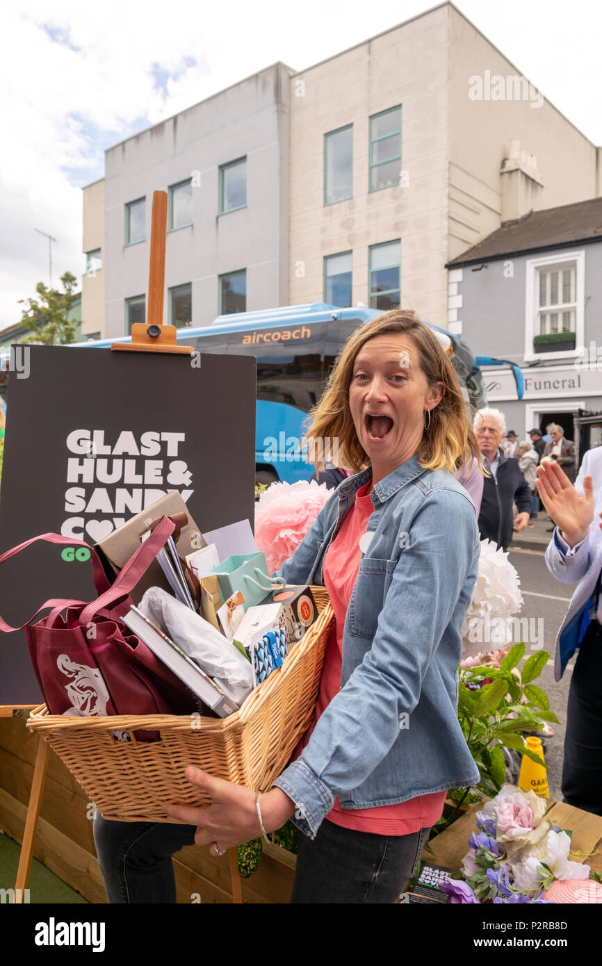 Glasthule, Irlanda, 16 giugno 2018. Glasthule e Sandycove Going Green di un gruppo di piccole imprese si è concentrata sulla riduzione uso di plastica con il Ministro Maria Mitchell O'Connor T.D e Dr Ruth Doyle, Credito: Fabrice Jolivet/Alamy Live News Foto Stock