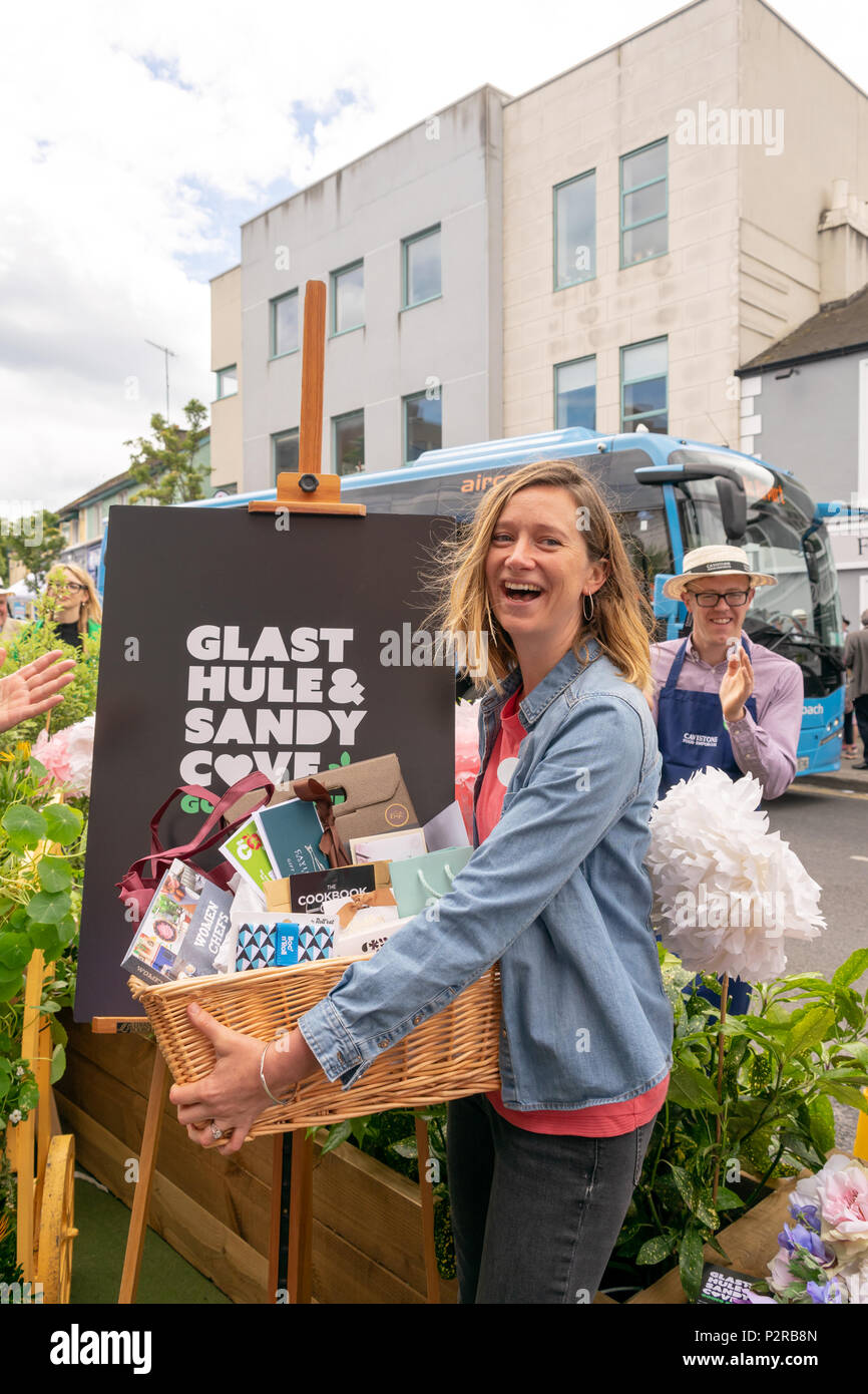 Glasthule, Irlanda, 16 giugno 2018. Glasthule e Sandycove Going Green di un gruppo di piccole imprese si è concentrata sulla riduzione uso di plastica con il Ministro Maria Mitchell O'Connor T.D e Dr Ruth Doyle, Credito: Fabrice Jolivet/Alamy Live News Foto Stock