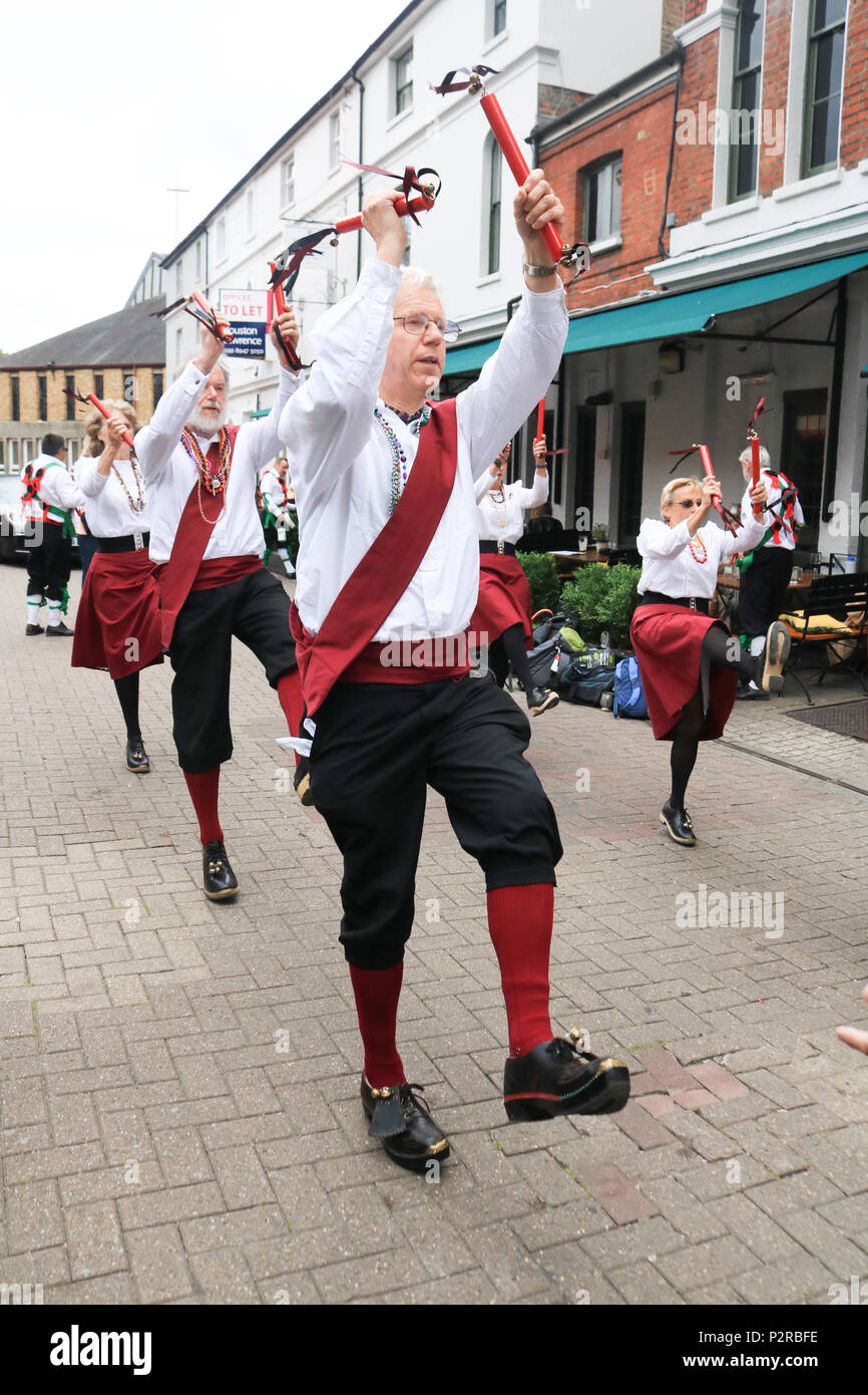 Londra REGNO UNITO. Il 16 giugno 2018. Morris rhythm ballerini folk eseguire a Wimbledon Town Center. Morris Dance è stato rivendicato da un residuo di un pre-cristiana, celtica o Druidic, danza di fertilità Credito: amer ghazzal/Alamy Live News Foto Stock