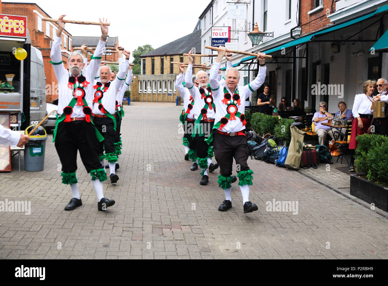 Londra REGNO UNITO. Il 16 giugno 2018. Morris rhythm ballerini folk eseguire a Wimbledon Town Center. Morris Dance è stato rivendicato da un residuo di un pre-cristiana, celtica o Druidic, danza di fertilità Credito: amer ghazzal/Alamy Live News Foto Stock