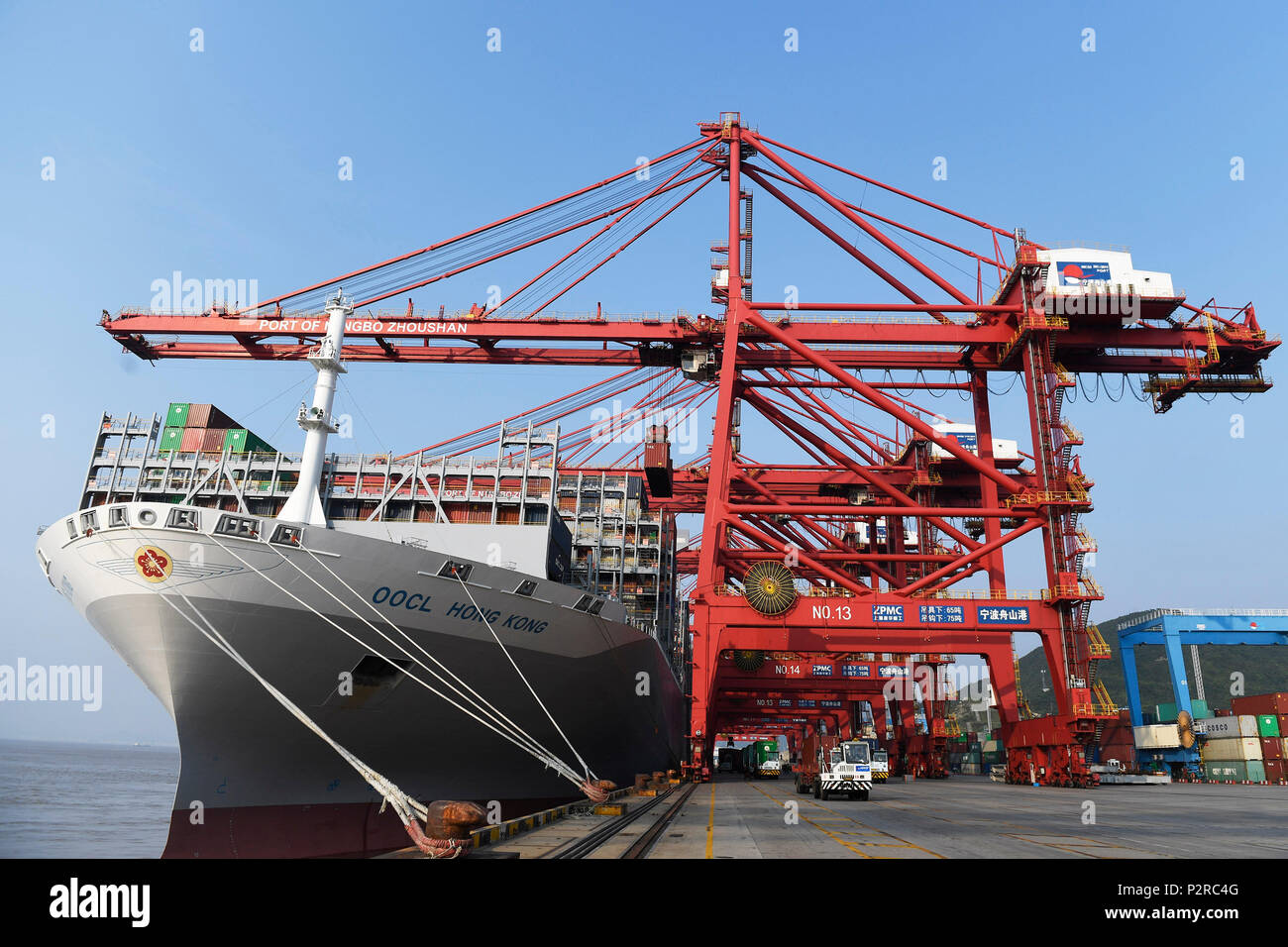 (180616) -- NINGBO, Giugno 16, 2018 (Xinhua) -- una nave da carico è visibile a livello di Chuanshan zona portuale di Ningbo Port Zhoushan in Cina orientale della provincia di Zhejiang, 13 giugno 2018. Trasformata da un villaggio di pescatori, Beilun sta diventando un costiere area urbana con la porta dell'industria. Ningbo lo Sviluppo Economico e Tecnologico della Zona di Ningbo, zona di libero commercio, Ningbo Daxie per lo sviluppo della zona, Ningbo Export Processing Zone e Ningbo Meishan area saldata si trovano in Beilun. Il cargo throughput di Ningbo Port Zhoushan, con Beilun porta come la sua anima, ha classificato al primo in un continuo di nove anni in tutto il mondo. T Foto Stock