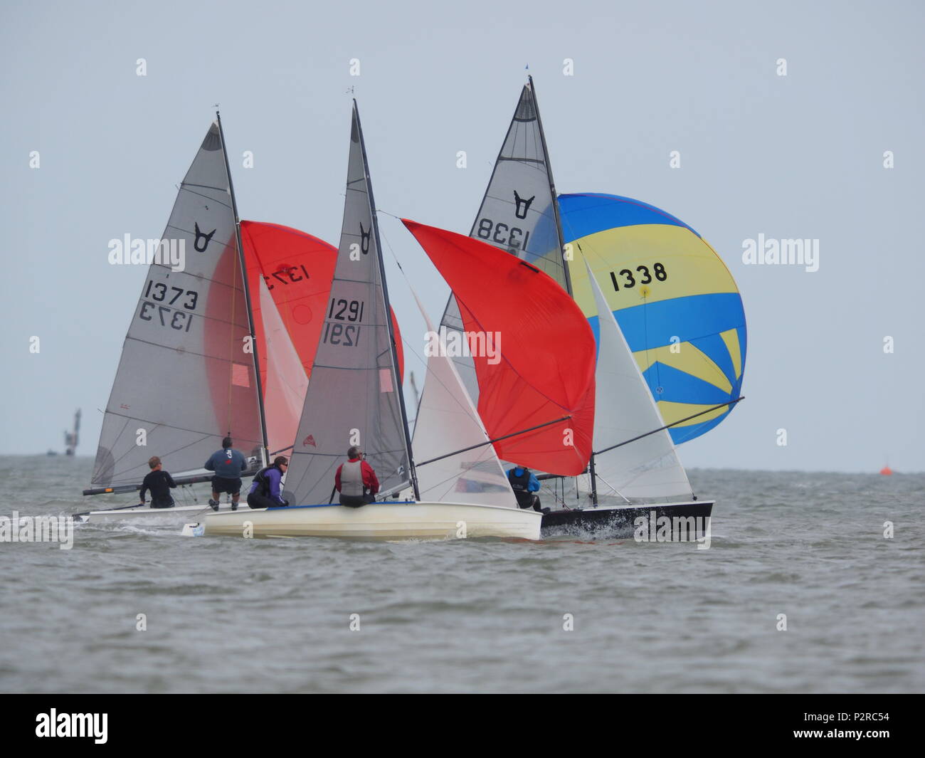 Sheerness, Kent, Regno Unito. 16 Giugno, 2018. Regno Unito Meteo: una calda giornata di prevalentemente soleggiato incantesimi, ma con pochi momenti a sopraggitto in Sheerness, Kent. I marinai prendere parte in un fine settimana di regata per la classe Osprey della vela dinghy a Isle of Sheppey Sailing Club. Credito: James Bell/Alamy Live News Foto Stock