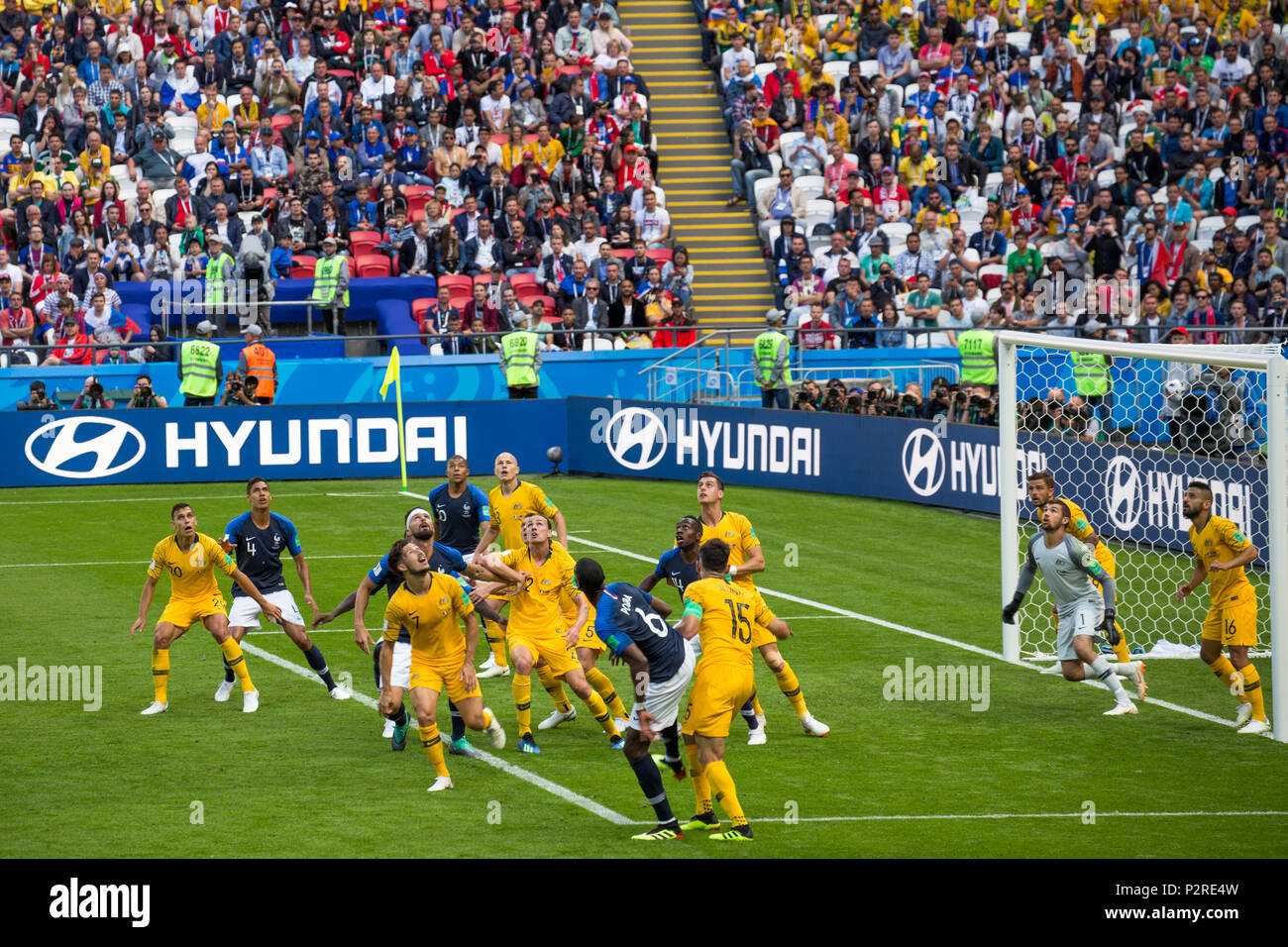 Kazan, Russia. Xvi Jun, 2018. Francese e Australia giocatori della battaglia per il controllo di un calcio di punizione durante il team 'prima partita di coppa del mondo la Russia 2018 a Kazan. Credito: Stephen Lioy/Alamy Live News Foto Stock