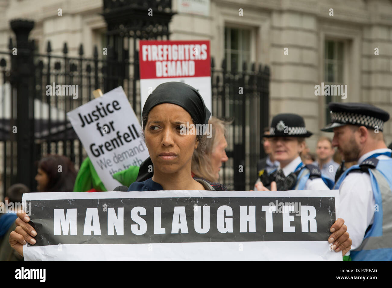 Londra, Regno Unito. Xvi Jun, 2018. Persone tengono cartelloni al di fuori di Downing Street durante la solidarietà marzo per mostrare il supporto per Grenfell le vittime degli incendi e delle famiglie . Credito: Thabo Jaiyesimi/Alamy Live News Foto Stock