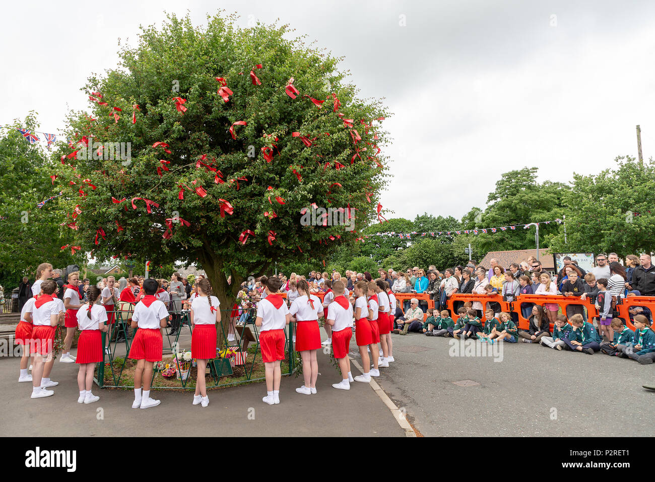 Appleton Thorn, Cheshire. 16 Giugno 2018 - Bawming la spina a Appleton Thorn, Cheshire, Inghilterra, Regno Unito. Una celebrazione e ri=emanazione di Adam de Dutton il ritorno dalle crociate Credito: John Hopkins/Alamy Live News Credito: John Hopkins/Alamy Live News Foto Stock